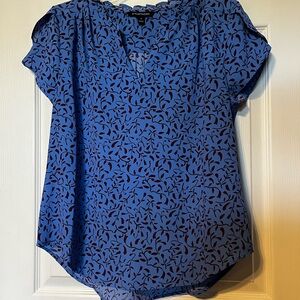 41 Hawthorn blue floral flowy blouse